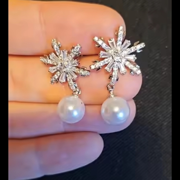 Fashion Jewelry snowflake earrings - Picture 2 of 4